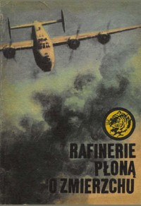 Rafinerie płoną o zmierzchu