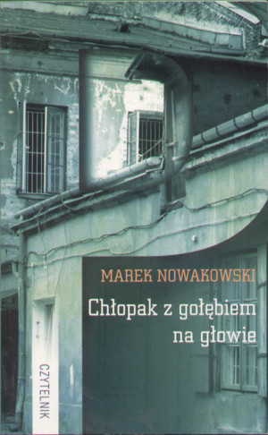 Chłopak z gołębiem na głowie